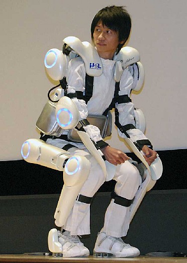 El robot-traje o 'esqueleto cibernético' para facilitar los movimientos a disminuídos físicos. Foto EFE