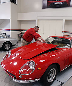 ferrari3105016 Darran Sexton hechando un vistazo al Ferrari modelo 1966 en el nuevo concesionario de Ferrari en la ciudad.