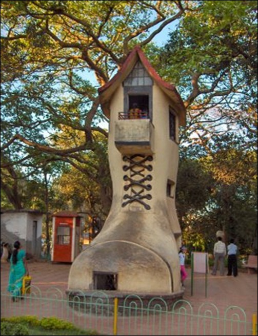 Old-Womans-shoe-hanging-garden-mumbai