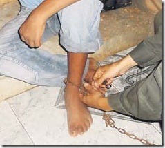 cartagena juli 21 de 2010 Capturan a padres que tenian encadenado a su hijo de 13 años de edad , por que ere indisiplinado. foto policia nacional