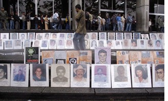 Galería de la Memoria de los desaparecidos y asesinados, instalada en la puerta de la Fiscalía de Medellín.