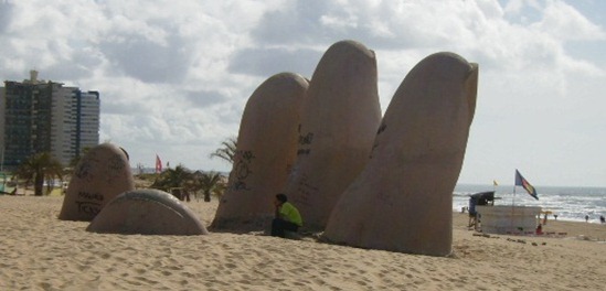 La_mano_de_Punta_del_Este_2