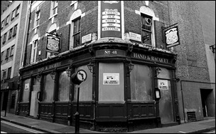 closes pub hand-and-racquet-pub-02