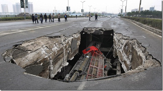 camión tragado puente río yitong