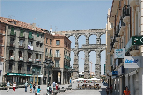 Segovia - Calle Fernández Ladreda y Acueducto