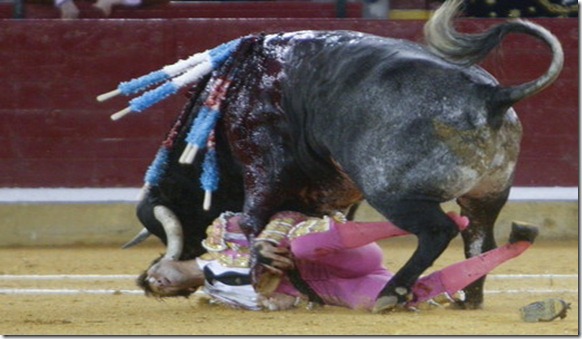 JUAN JOSÉ PADILLA, CORNEADO EN LA CARA POR EL CUARTO DE LA TARDE EN ZARAGOZA