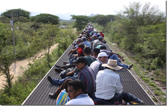 Migrantes viajan sobre "La Bestia", tren carguero que es utilizado para cruzar México.