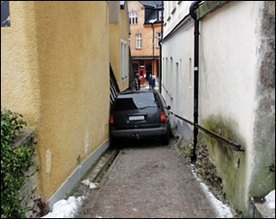 vårdklockegatan que se estrecha en dirección a Wallers plats y el edificio Strikjärnet-