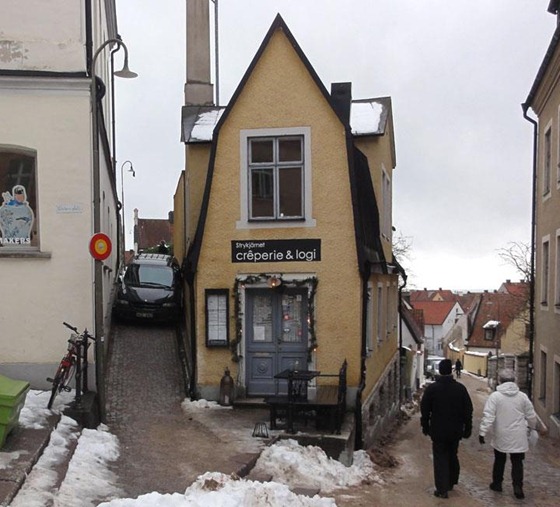 vårdklockegatan que se estrecha en dirección a Wallers plats y la casa Strikjärnet.--