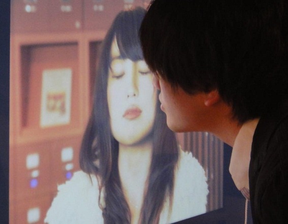 Japoneses desarrollan afiches que se sonrojan cuando los besan1