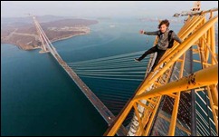 Russian-Teenagers-Climb-Russky-Island-Bridge