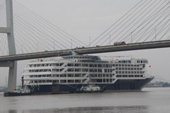 luxury-cruise-hits-bridge-1
