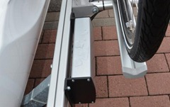 cargador que suministra electricidad a la batería de la bici