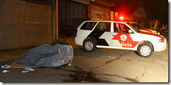 Corpo_de_homem_morto_a_tiros_na_noite_desta_quinta-feira_na_rua_Alfonso_Albuquerque,_na_zona_sul_de_São_Paulo Corpo_de_homem_morto_a_tiros_na_noite_desta_quinta-feira_na_rua_Alfonso_Albuquerque,_na_zona_sul_de_São_Paulo