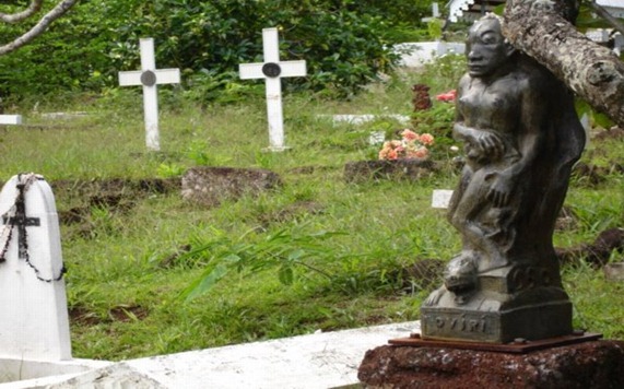 Gauguin-Oviri-on-the-Tomb-of-Gauguin