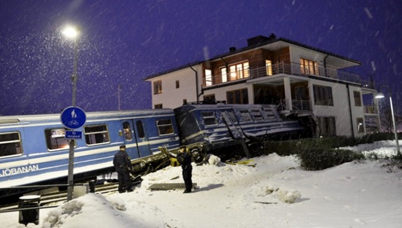 Tåg kraschade in i bostadshus