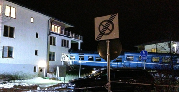 Tåg kraschade in i bostadshus-