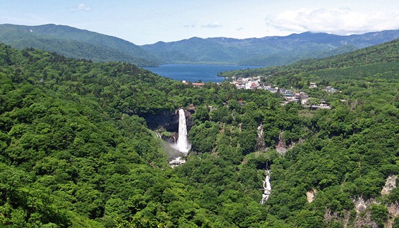 Lake_chuzenji_and_kegon_waterfall