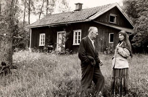 Bilden på det nygifta paret med tio barn som int får köpa en stuga från 1956 ingår i utställningen på Göteborgs stadsmuseum.