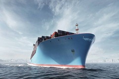 Världens största containerfartyg testkörs Fartyget Triple-E är 400 meter långt och 59 meter brett.