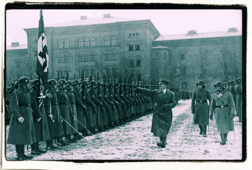 Berlin-Lichterfelde,_Hitler_bei_Leibstandarte