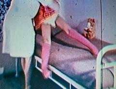 Jeanette fue tratata en el hospital infantil Kronprinsessan Lovisa en Estocolmo después de que las piernas quedaron en posición fija por causa de calambre después de ser violada por su abuelo. Jeanette fue tratata en el hospital infantil Kronprinsessan Lovisa en Estocolmo después de que las piernas quedaron en posición fija por causa de calambre después de ser violada por su abuelo.