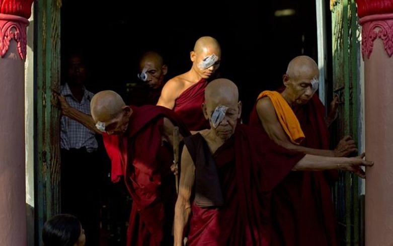 Cirugía levanta velo de oscuridad para los ciegos de Myanmar