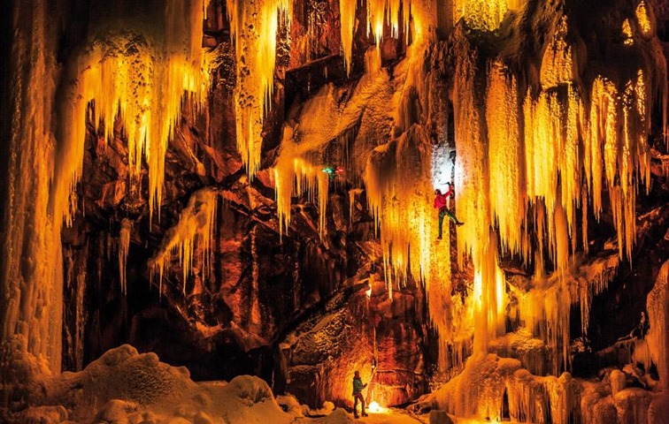 Daniel Arnold y Stephan Siegrist - cataratas congeladas de Eidfjord iluminadas , Noruega