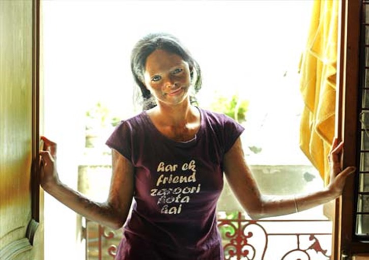 Laksmi, víctiama de ataque de ácido ne la oficina de NGO Stop Acid Attack en New Delhi.