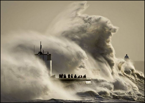 Olas_gigantescas_en_Porthcawl_Harbour.-