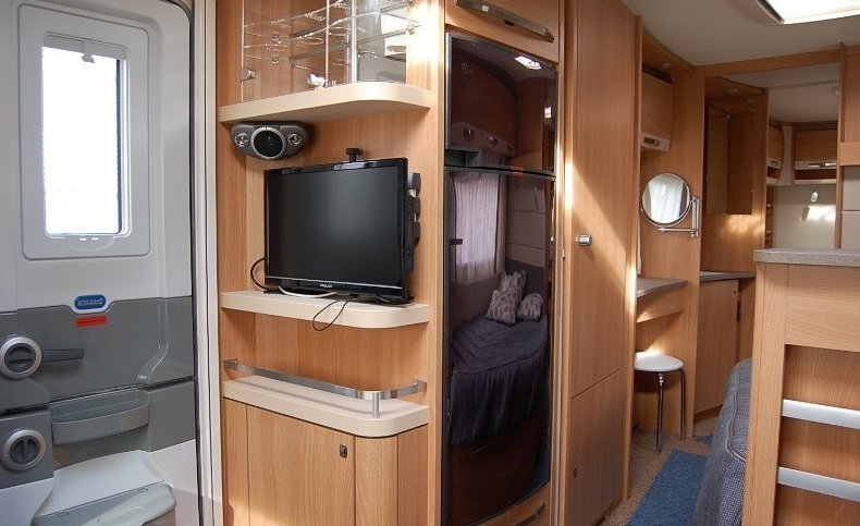KNAUSSudwind750UFKSilver_Selectionentrada